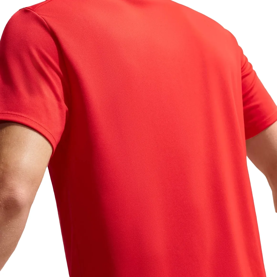 Detalhe da camiseta masculina Nike vermelha destacando o tecido e costura